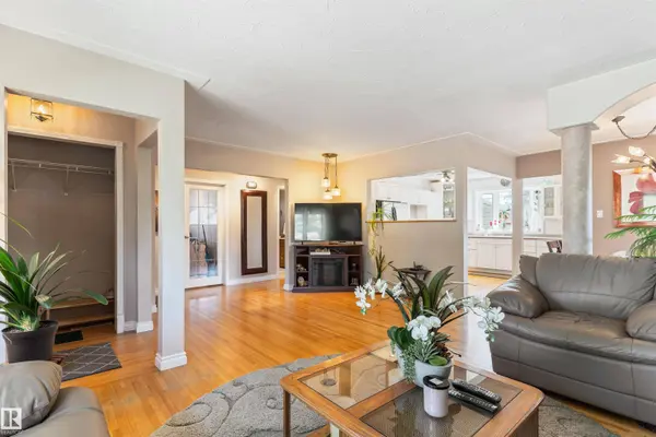 10803 52 ST NW, Edmonton, AB T6A 2H4