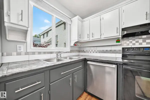 32 MCLEOD PL NW, Edmonton, AB T5A 3A8
