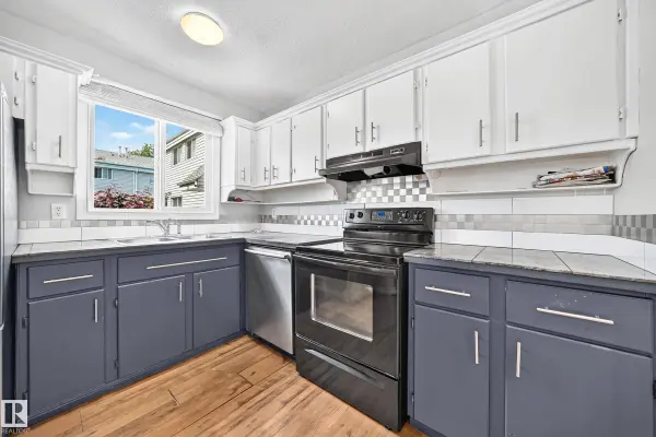32 MCLEOD PL NW, Edmonton, AB T5A 3A8