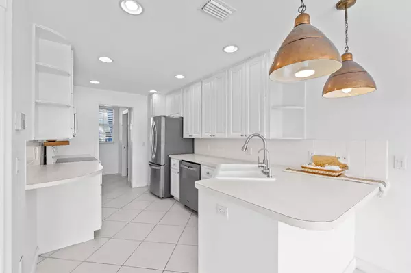 2122 W Tigris DR, West Palm Beach, FL 33411