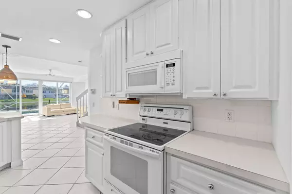 2122 W Tigris DR, West Palm Beach, FL 33411