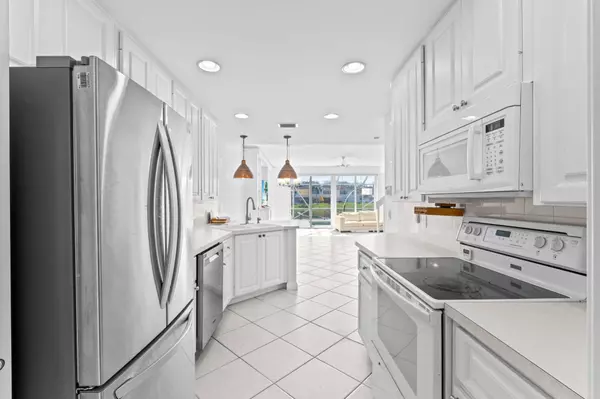 2122 W Tigris DR, West Palm Beach, FL 33411