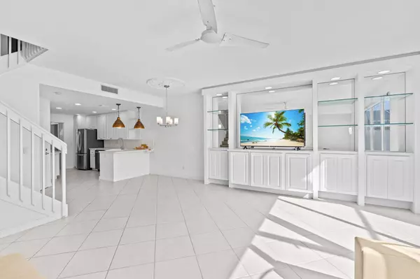 2122 W Tigris DR, West Palm Beach, FL 33411