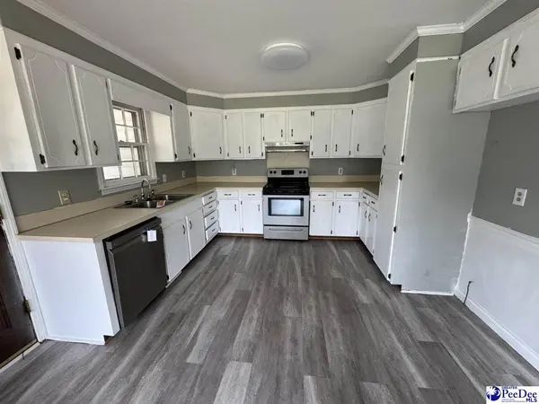 613 W Old Camden Rd, Hartsville, SC 29550-9208