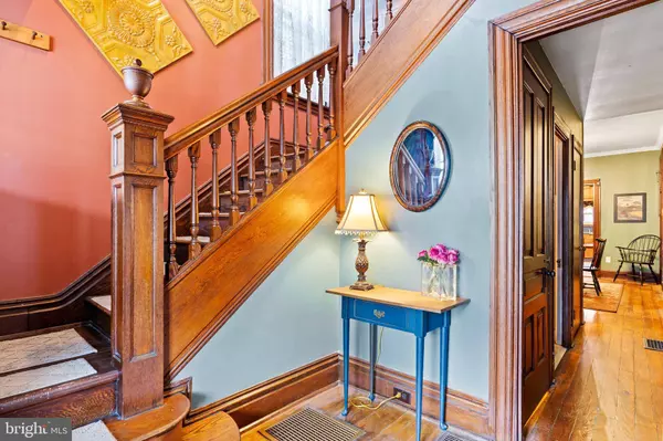 18 E KELLER ST, Mechanicsburg, PA 17055