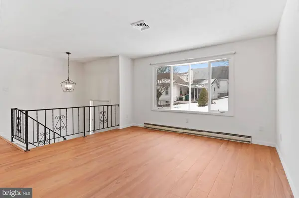 8 W MANOR AVE, Enola, PA 17025