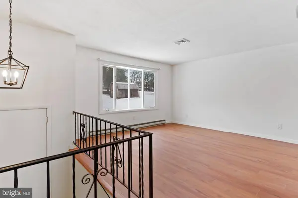 8 W MANOR AVE, Enola, PA 17025