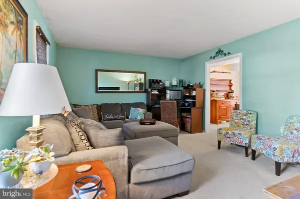 812 N MARKET ST, Mechanicsburg, PA 17055