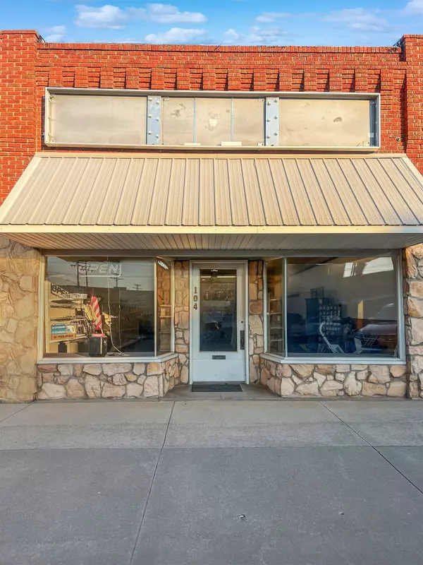 104 S Grand Ave, Cherokee, OK 73728