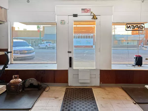 104 S Grand Ave, Cherokee, OK 73728