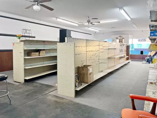 104 S Grand Ave, Cherokee, OK 73728