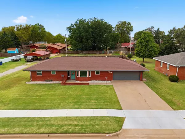 1215 S Grand Ave., Cherokee, OK 73728