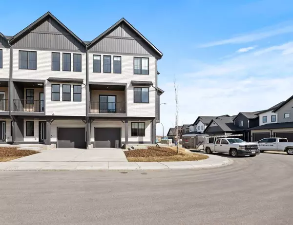 787 South Point Heath SW, Airdrie, AB T4B 5M7