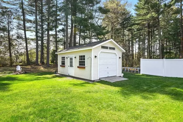 43 Kittredge Dr, Westfield, MA 01085