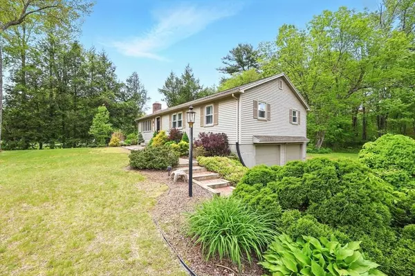 90 Colony Dr, Hampden, MA 01036
