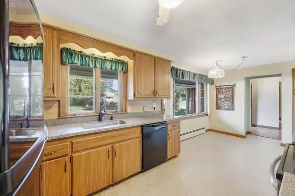 73 Silver Lake Dr, Agawam, MA 01001