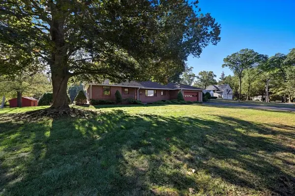 73 Silver Lake Dr, Agawam, MA 01001