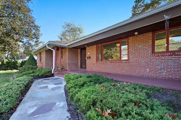 73 Silver Lake Dr, Agawam, MA 01001