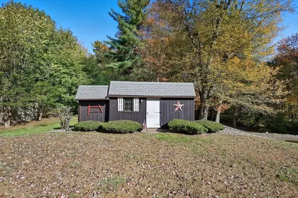 213 Kibbe Rd, East Longmeadow, MA 01028