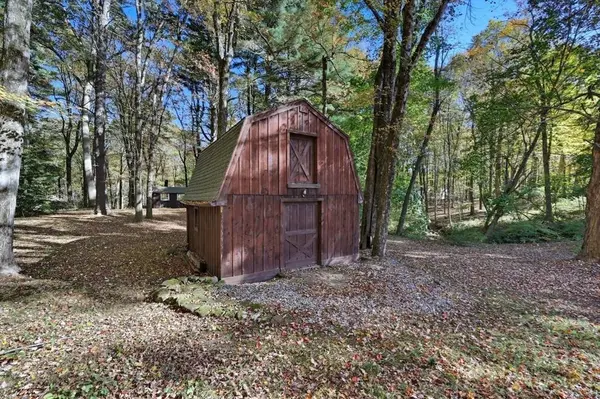 213 Kibbe Rd, East Longmeadow, MA 01028