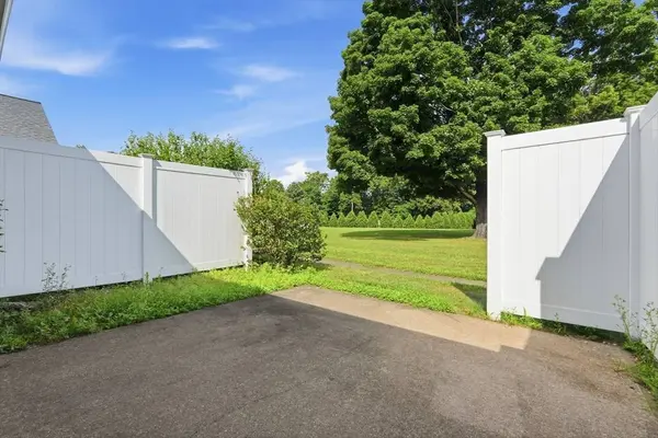 116 Applewood Dr #116, Chicopee, MA 01022