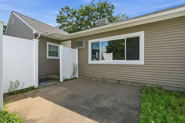 116 Applewood Dr #116, Chicopee, MA 01022