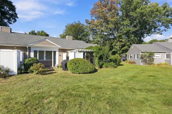 132 Horseshoe Dr #132, Chicopee, MA 01022