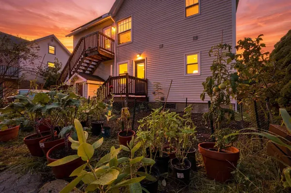 9 Walnut St #B, Northampton, MA 01085