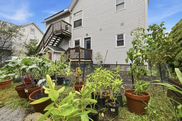 9 Walnut St #B, Northampton, MA 01085
