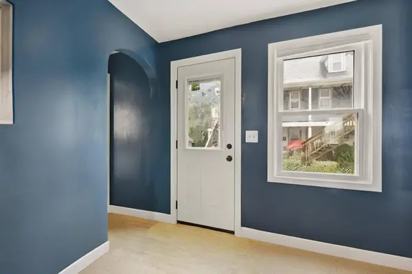 9 Walnut St #B, Northampton, MA 01085