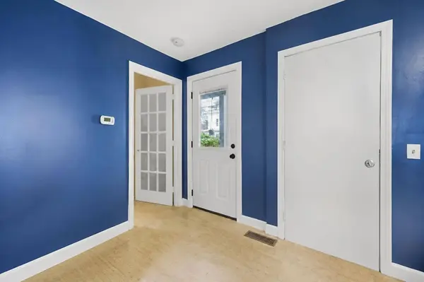 9 Walnut St #B, Northampton, MA 01085