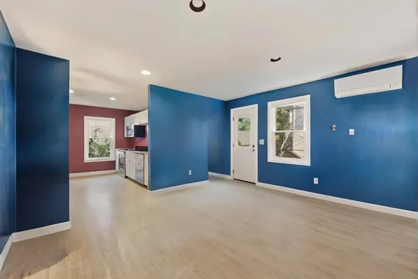 9 Walnut St #B, Northampton, MA 01085