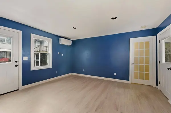 9 Walnut St #B, Northampton, MA 01085