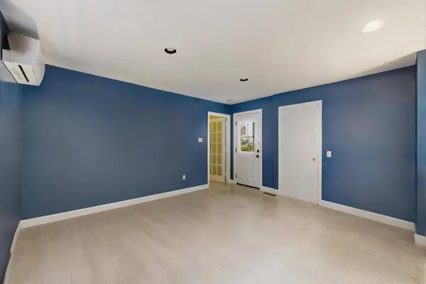 9 Walnut St #B, Northampton, MA 01085
