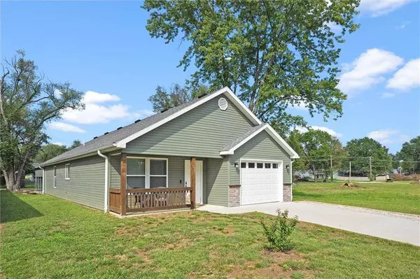 124 E Pacific AVE, Osawatomie, KS 66064