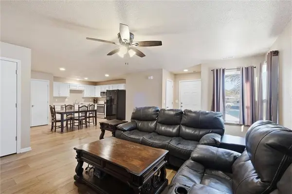 312 S Stone Creek DR, Gardner, KS 66030