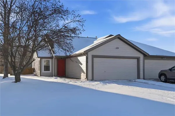 312 S Stone Creek DR, Gardner, KS 66030