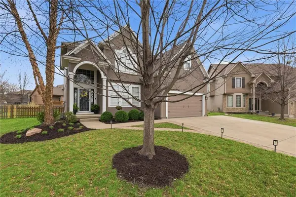 645 N Pine CIR, Gardner, KS 66030