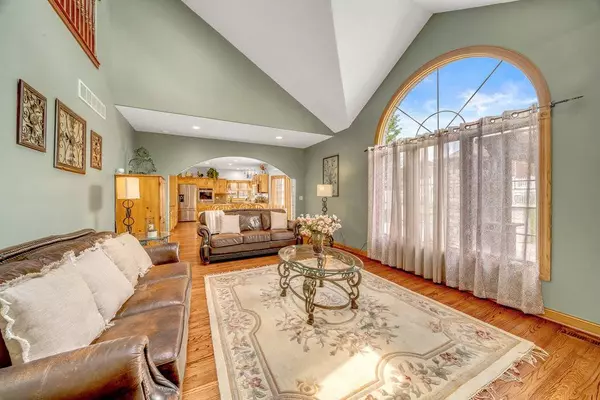 8924 Woodbine CT, Tinley Park, IL 60487