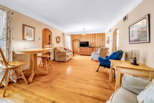 2715 Orchard ST, Blue Island, IL 60406