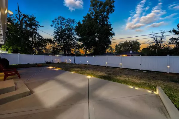 16047 Cambridge CT, Markham, IL 60428