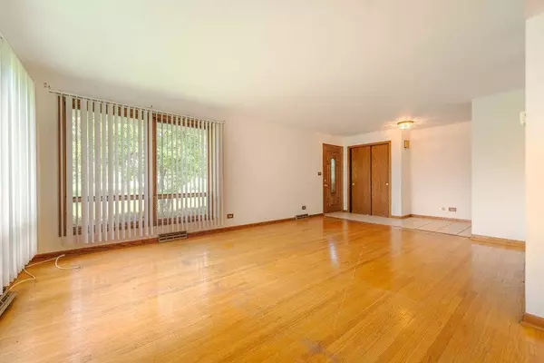 14322 McCarthy RD, Lemont, IL 60439