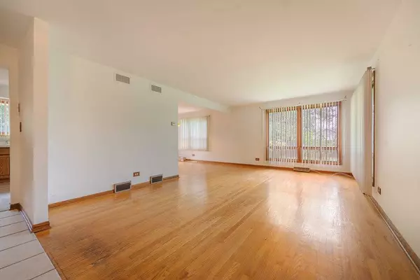 14322 McCarthy RD, Lemont, IL 60439