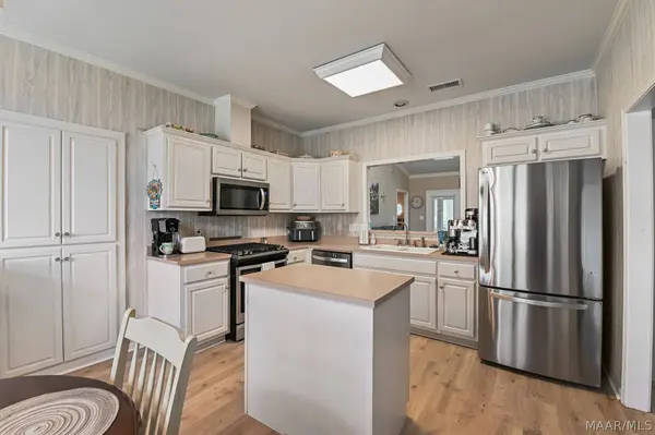 1722 Twelve Oaks LN, Prattville, AL 36066