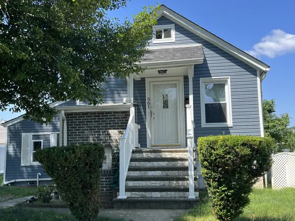 361 Sheridan St, Westbury, NY 11590-3641