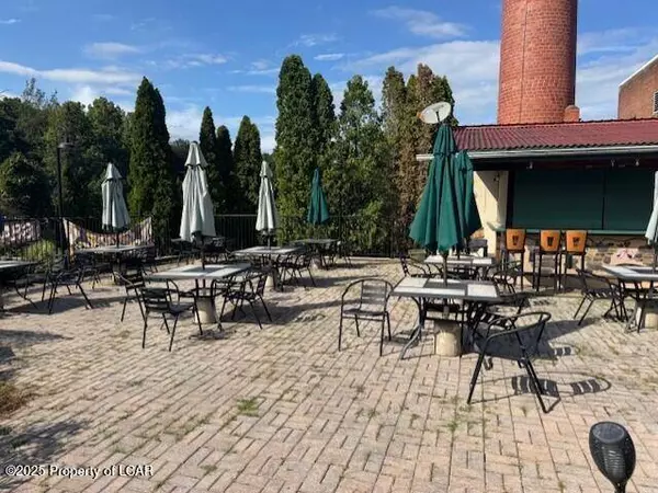 1100 Twin Stacks Drive, Dallas, PA 18612