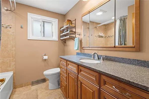 23 Armond LN, Depew, NY 14043