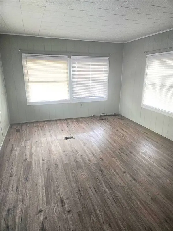 66 Jenny LN, Cheektowaga, NY 14225