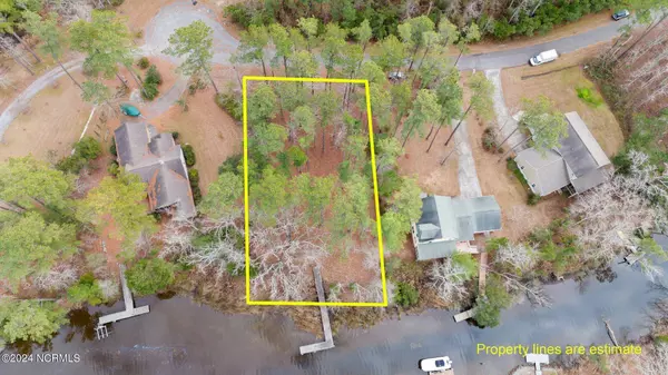 7013 Fairwinds DR, Oriental, NC 28571