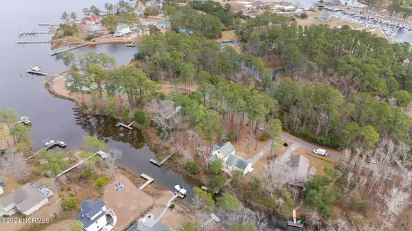 7013 Fairwinds DR, Oriental, NC 28571